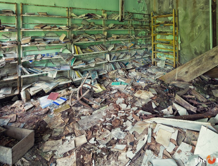 تدمير مكتبة عامة