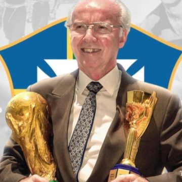 zagallo holding the world cups