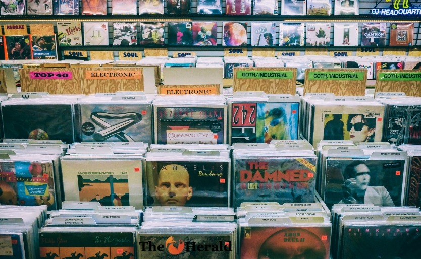 Un disque vinyle dans le magasin de musique