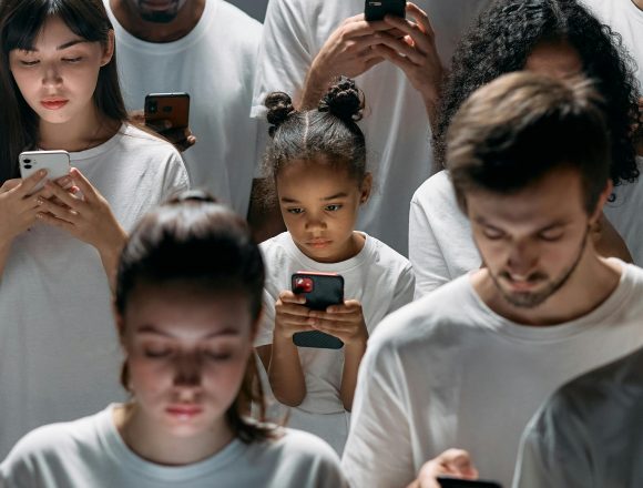Pas de réseau social, pas d’amis : Le paradoxe glaçant de la génération hyperconnectée
