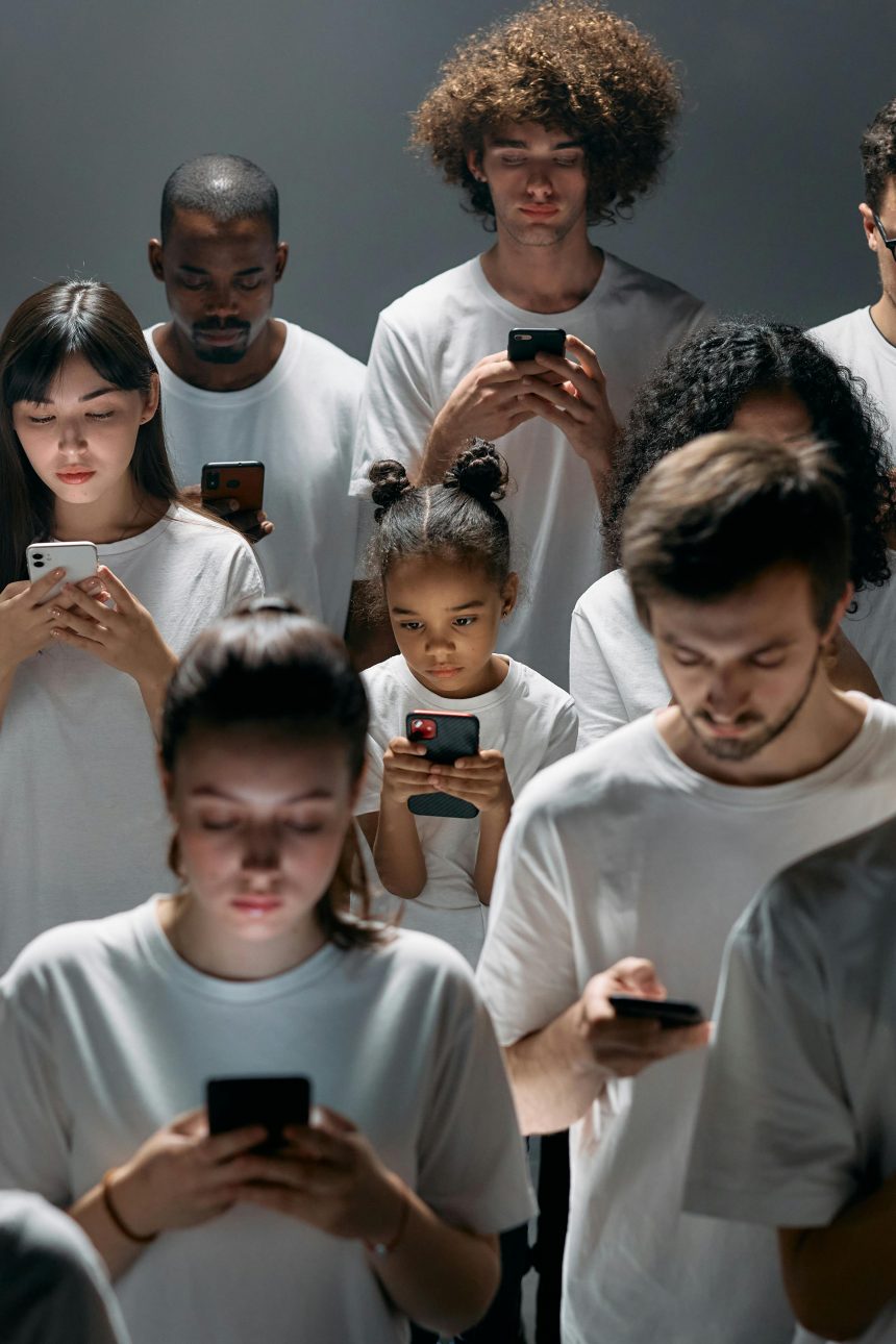 Pas de réseau social, pas d’amis : Le paradoxe glaçant de la génération hyperconnectée