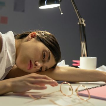 كيف تحوِّل ساعات العمل الإضافية والعمل الليلي جسدك إلى قنبلة موقوتة من التوتر والأمراض؟