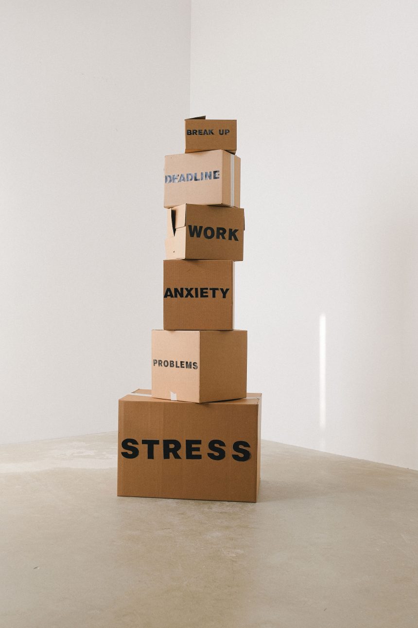 pexels-shvets-production-7203960 Philosophie et psychologie du travail en 2026 : entre souffrance, sens et quête de justice sociale