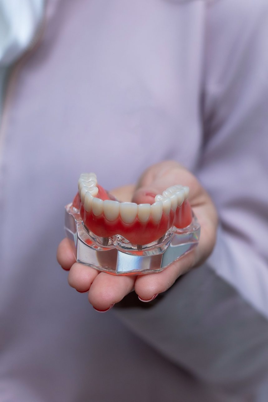 pexels-itslauravillela-32852536 ثورة في طب الأسنان: هل نودع طقم الأسنان قريباً؟